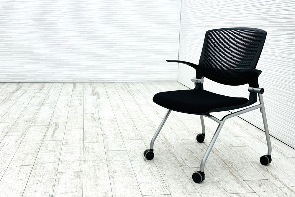 オカムラ グラータチェア 中古 【4本セット】 ミーティングチェア グラータ ネスティングチェア ブラック 肘付 中古オフィス家具 の画像