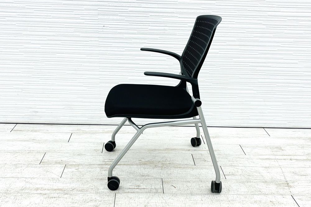 オカムラ グラータチェア 中古 【4本セット】 ミーティングチェア グラータ ネスティングチェア ブラック 肘付 中古オフィス家具 の画像