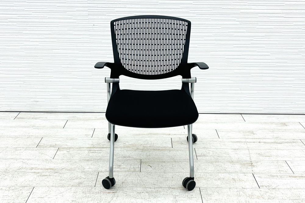 オカムラ グラータチェア 中古 【4本セット】 ミーティングチェア グラータ ネスティングチェア ブラック 肘付 中古オフィス家具 の画像