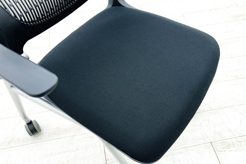 オカムラ グラータチェア 中古 【4本セット】 ミーティングチェア グラータ ネスティングチェア ブラック 肘付 中古オフィス家具 の画像