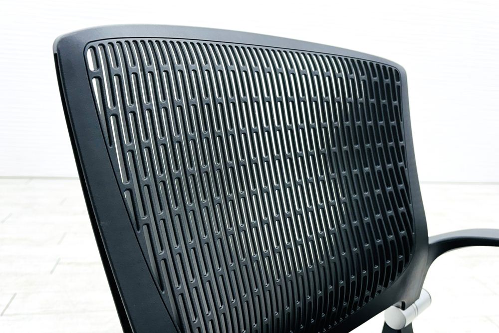 オカムラ グラータチェア 中古 【4本セット】 ミーティングチェア グラータ ネスティングチェア ブラック 肘付 中古オフィス家具 の画像