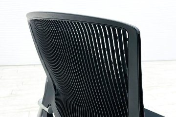 オカムラ グラータチェア 中古 【4本セット】 ミーティングチェア グラータ ネスティングチェア ブラック 肘付 中古オフィス家具 の画像