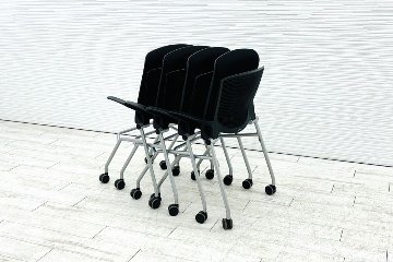 オカムラ グラータチェア 中古 【4本セット】 ミーティングチェア グラータ ネスティングチェア ブラック 肘付 中古オフィス家具 の画像