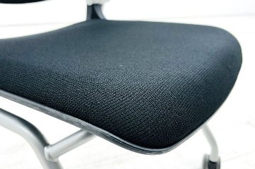 オカムラ グラータチェア 中古 【4本セット】 ミーティングチェア グラータ ネスティングチェア ブラック 肘付 中古オフィス家具 の画像