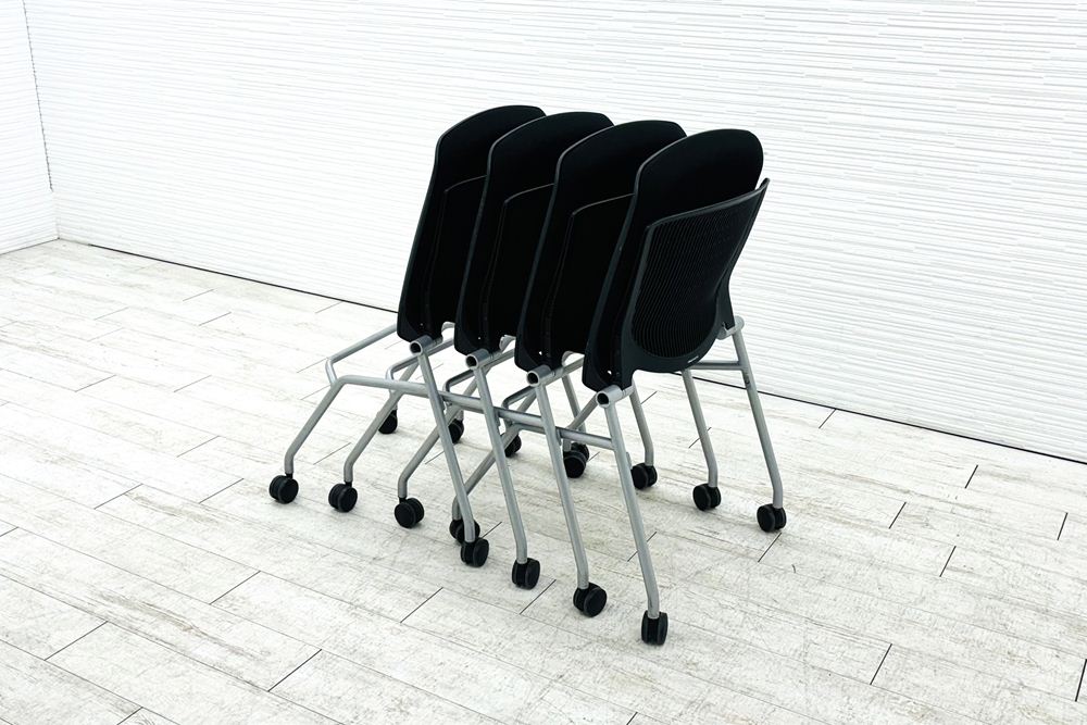 オカムラ グラータチェア 中古 【4本セット】 ネスティングチェア ミーティングチェア グラータ ブラック 中古オフィス家具 の画像