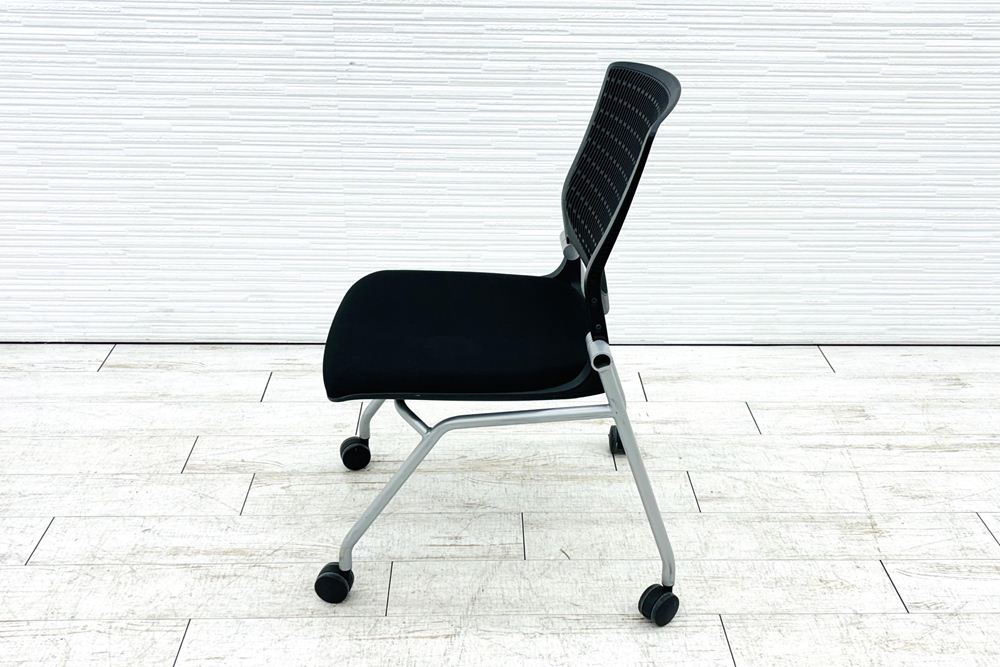 オカムラ グラータチェア 中古 【4本セット】 ネスティングチェア ミーティングチェア グラータ ブラック 中古オフィス家具 の画像