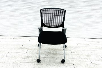 オカムラ グラータチェア 中古 【4本セット】 ネスティングチェア ミーティングチェア グラータ ブラック 中古オフィス家具 の画像