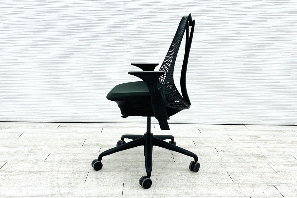 ハーマンミラー セイルチェア 中古 2018年製 ダークグリーン Herman Miller SAYL Chair 中古オフィス家具 可動肘の画像