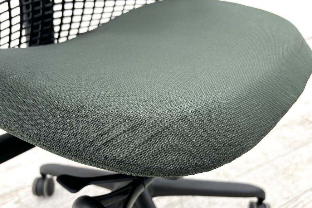 ハーマンミラー セイルチェア 中古 2018年製 ダークグリーン Herman Miller SAYL Chair 中古オフィス家具 可動肘の画像