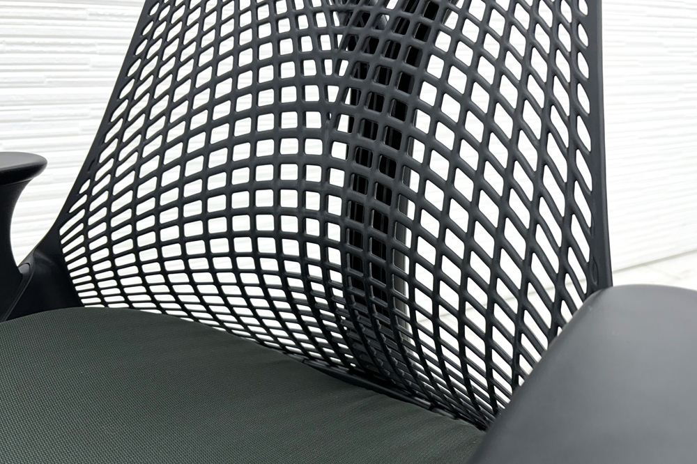 ハーマンミラー セイルチェア 中古 2018年製 ダークグリーン Herman Miller SAYL Chair 中古オフィス家具 可動肘の画像