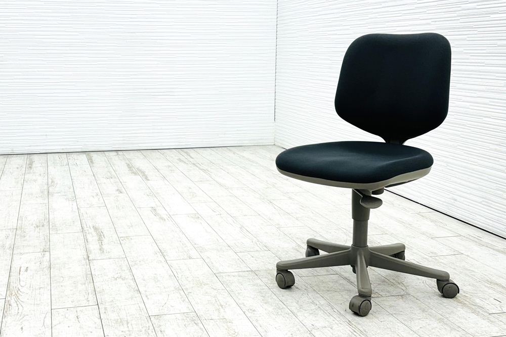 オカムラ CG-E(シージーイー)シリーズ 中古 肘無 オフィスチェア 中古オフィス家具 グレーの画像