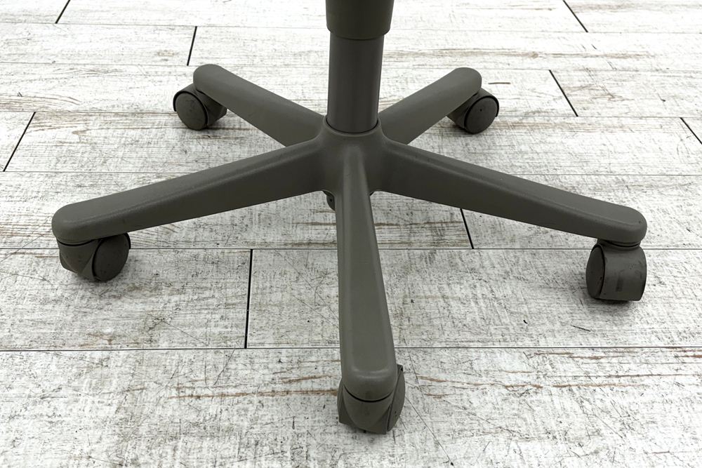 オカムラ CG-E(シージーイー)シリーズ 中古 肘無 オフィスチェア 中古オフィス家具 グレーの画像
