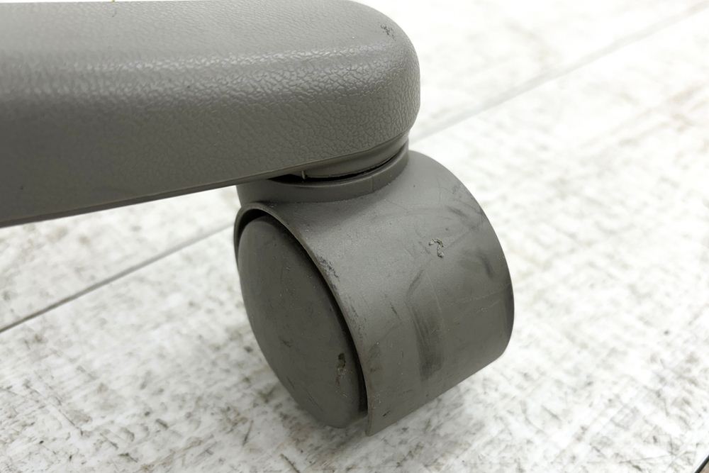 オカムラ CG-E(シージーイー)シリーズ 中古 肘無 オフィスチェア 中古オフィス家具 グレーの画像