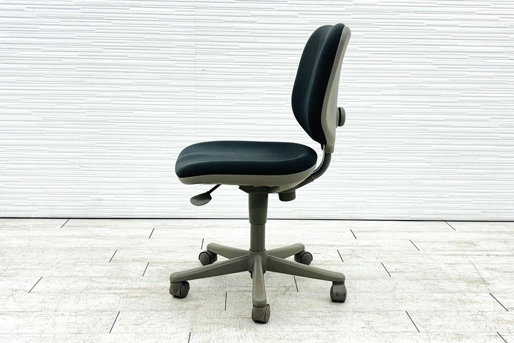 オカムラ CG-E(シージーイー)シリーズ 中古 肘無 オフィスチェア 中古オフィス家具 グレーの画像