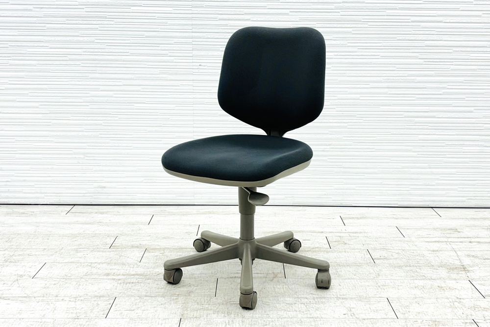 オカムラ CG-E(シージーイー)シリーズ 中古 肘無 オフィスチェア 中古オフィス家具 グレーの画像