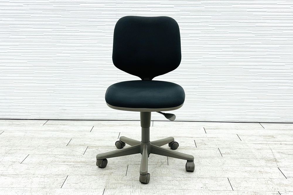 オカムラ CG-E(シージーイー)シリーズ 中古 肘無 オフィスチェア 中古オフィス家具 グレーの画像