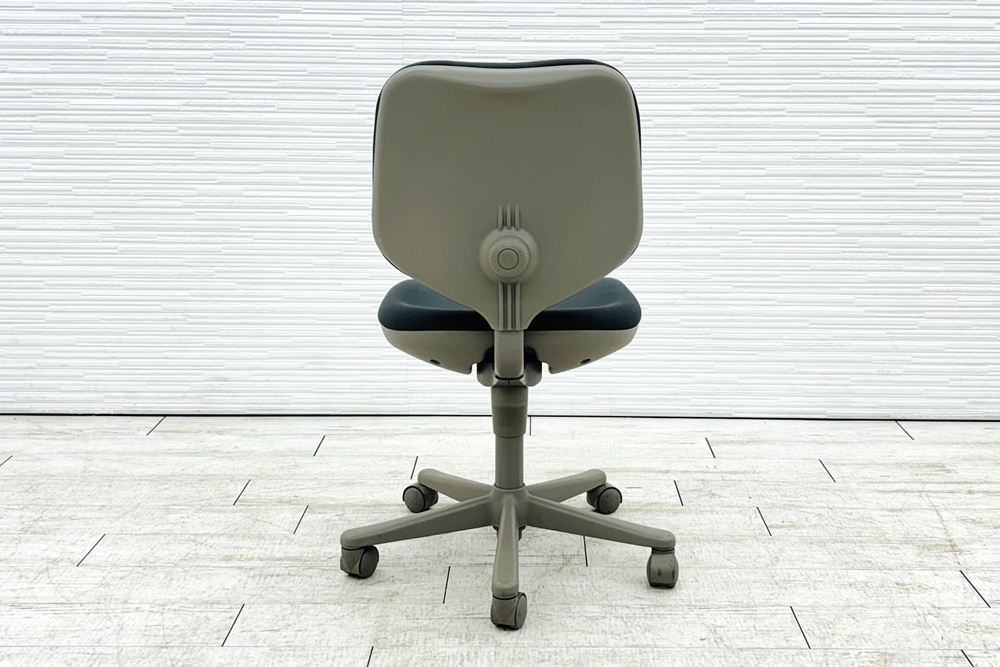 オカムラ CG-E(シージーイー)シリーズ 中古 肘無 オフィスチェア 中古オフィス家具 グレーの画像