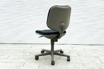オカムラ CG-E(シージーイー)シリーズ 中古 肘無 オフィスチェア 中古オフィス家具 グレーの画像