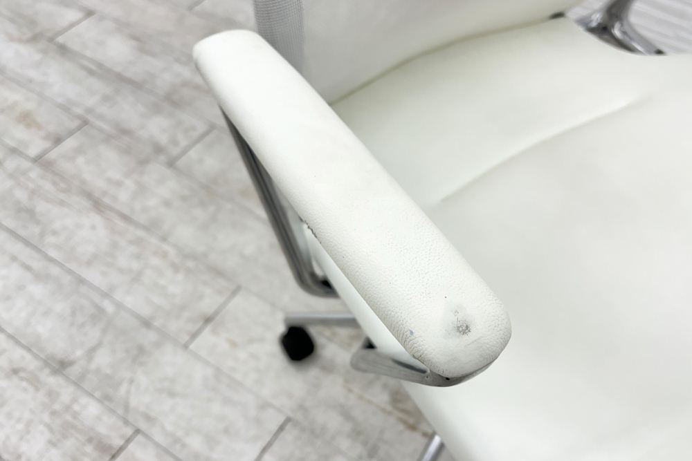 ヴィトラ メダチェア 中古 Vitra MEDA 革 固定肘 中古オフィス家具 デザイナーズチェア ホワイトの画像