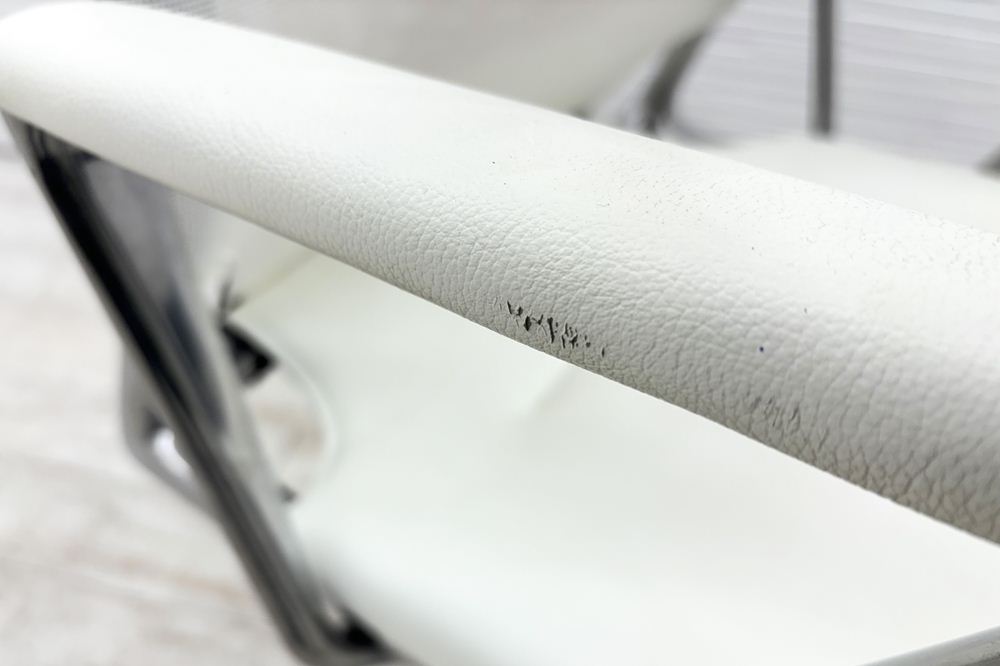 ヴィトラ メダチェア 中古 Vitra MEDA 革 固定肘 中古オフィス家具 デザイナーズチェア ホワイトの画像