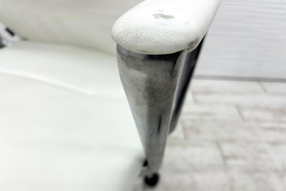ヴィトラ メダチェア 中古 Vitra MEDA 革 固定肘 中古オフィス家具 デザイナーズチェア ホワイトの画像