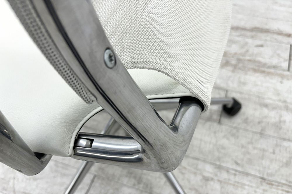 ヴィトラ メダチェア 中古 Vitra MEDA 革 固定肘 中古オフィス家具 デザイナーズチェア ホワイトの画像