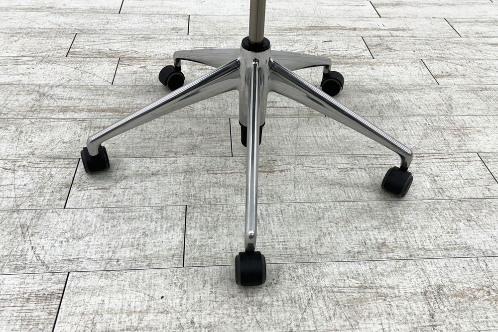 ヴィトラ メダチェア 中古 Vitra MEDA 革 固定肘 中古オフィス家具 デザイナーズチェア ホワイトの画像