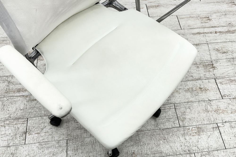 ヴィトラ メダチェア 中古 Vitra MEDA 革 固定肘 中古オフィス家具 デザイナーズチェア ホワイトの画像