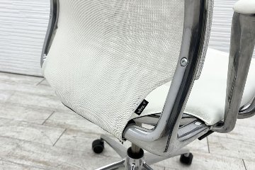 ヴィトラ メダチェア 中古 Vitra MEDA 革 固定肘 中古オフィス家具 デザイナーズチェア ホワイトの画像