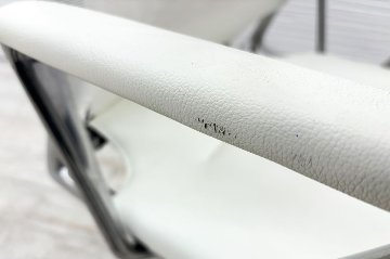 ヴィトラ メダチェア 中古 Vitra MEDA 革 固定肘 中古オフィス家具 デザイナーズチェア ホワイトの画像