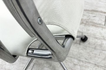 ヴィトラ メダチェア 中古 Vitra MEDA 革 固定肘 中古オフィス家具 デザイナーズチェア ホワイトの画像