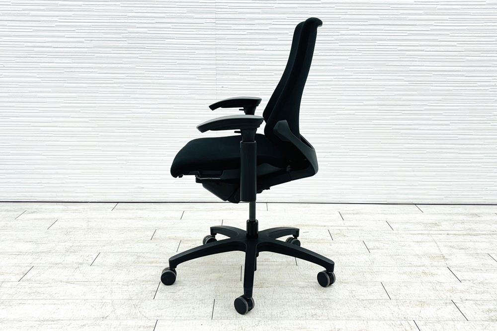 イトーキ エフチェア 中古 2017年製 クッション 可動肘 ブラック ITOKI 中古オフィス家具 KG-130GS-T1T1の画像