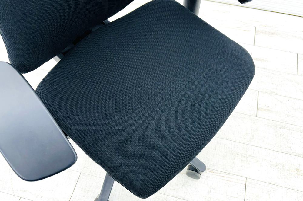 イトーキ エフチェア 中古 2017年製 クッション 可動肘 ブラック ITOKI 中古オフィス家具 KG-130GS-T1T1の画像