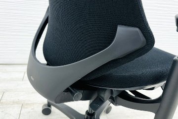 イトーキ エフチェア 中古 2017年製 クッション 可動肘 ブラック ITOKI 中古オフィス家具 KG-130GS-T1T1の画像
