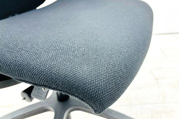 イトーキ エフチェア 中古 2017年製 クッション 可動肘 ブラック ITOKI 中古オフィス家具 KG-130GS-T1T1の画像