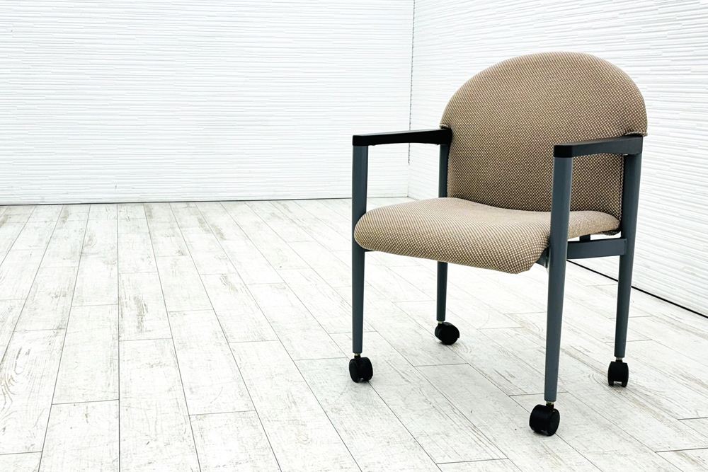多目的チェア 中古 プラス PLUS ミーティングチェア 会議椅子 応接椅子 中古オフィス家具 ブラウンの画像