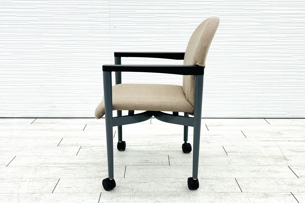多目的チェア 中古 プラス PLUS ミーティングチェア 会議椅子 応接椅子 中古オフィス家具 ブラウンの画像