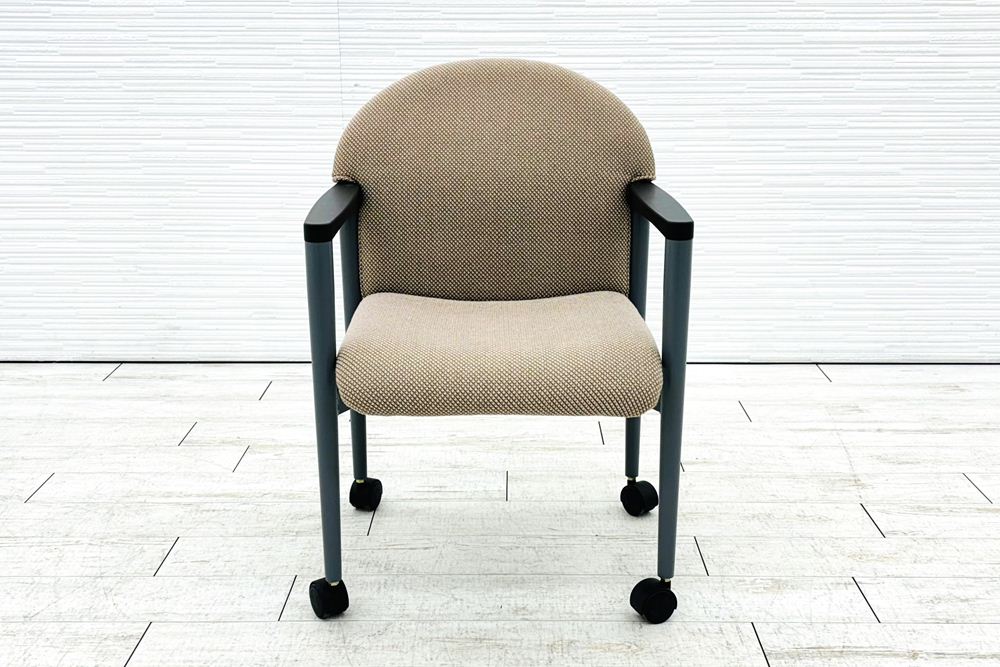 多目的チェア 中古 プラス PLUS ミーティングチェア 会議椅子 応接椅子 中古オフィス家具 ブラウンの画像