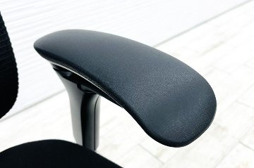 コンテッサチェア 中古 2017年製 オカムラ Contessa 可動肘 中古オフィス家具 事務椅子 エグゼクティブチェア ブラック の画像