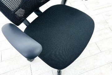 コンテッサチェア 中古 2017年製 オカムラ Contessa 可動肘 中古オフィス家具 事務椅子 エグゼクティブチェア ブラック の画像