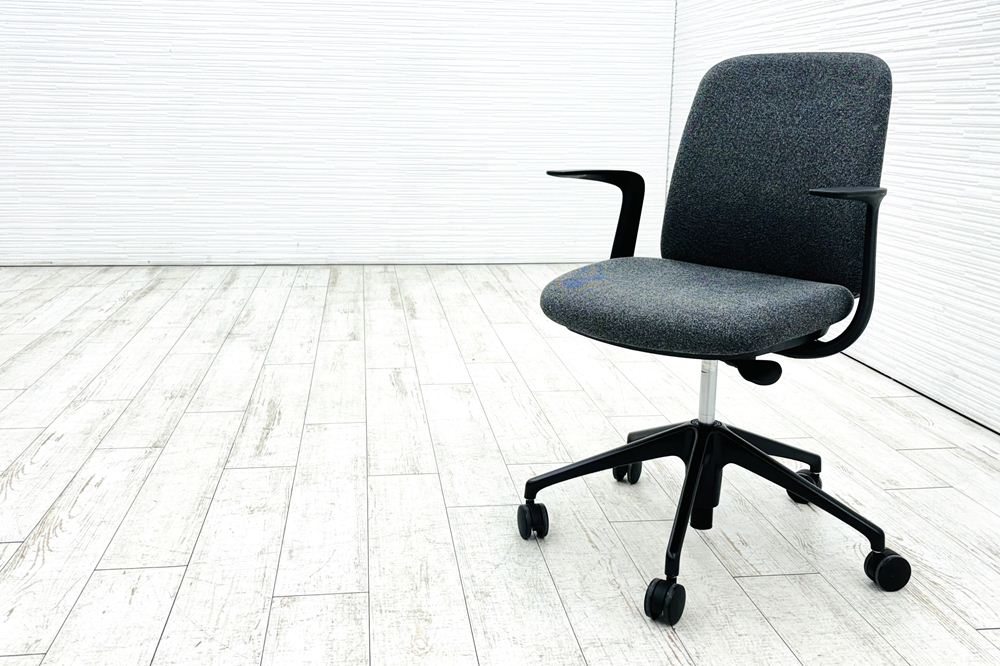 オカムラ ライブス エントリー 中古 2021年製 ミーティングチェア 多目的チェア Lives Entry 中古オフィス家具 ダークグレーの画像