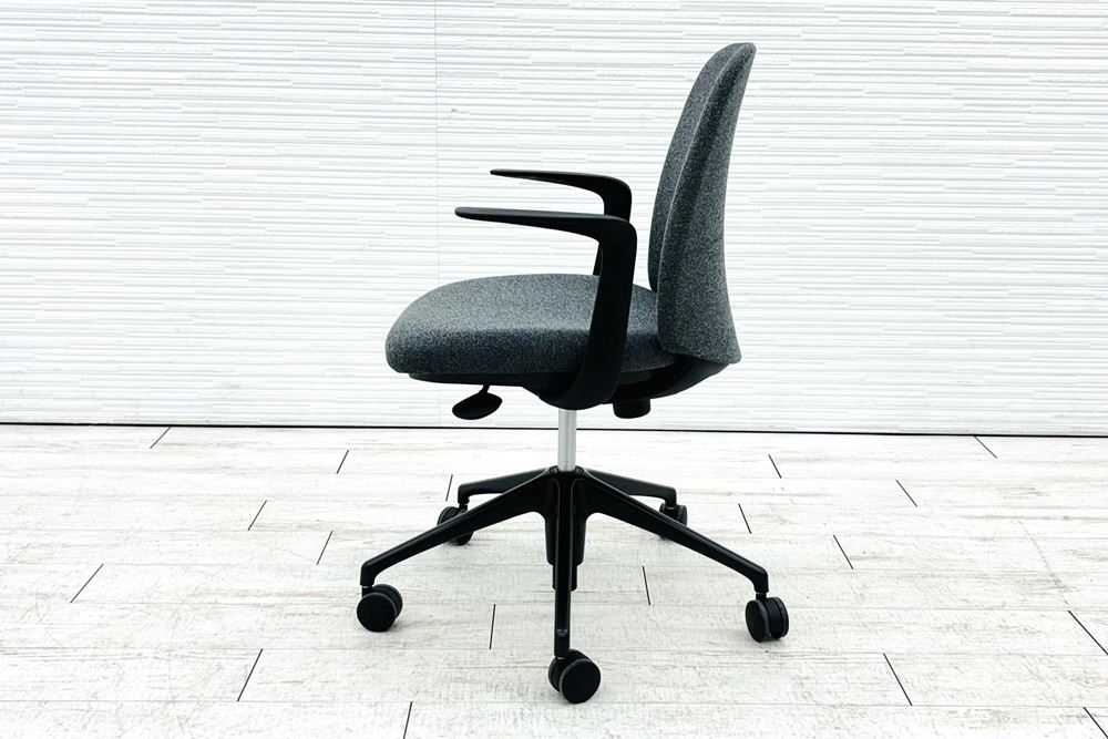 オカムラ ライブス エントリー 中古 2021年製 ミーティングチェア 多目的チェア Lives Entry 中古オフィス家具 ダークグレーの画像