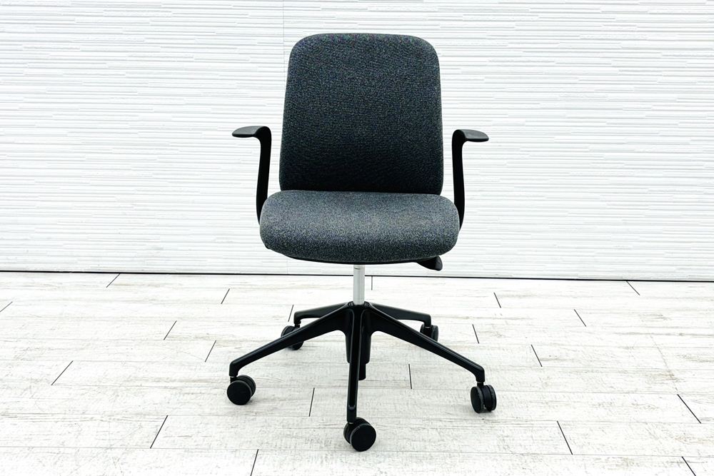 オカムラ ライブス エントリー 中古 2021年製 ミーティングチェア 多目的チェア Lives Entry 中古オフィス家具 ダークグレーの画像