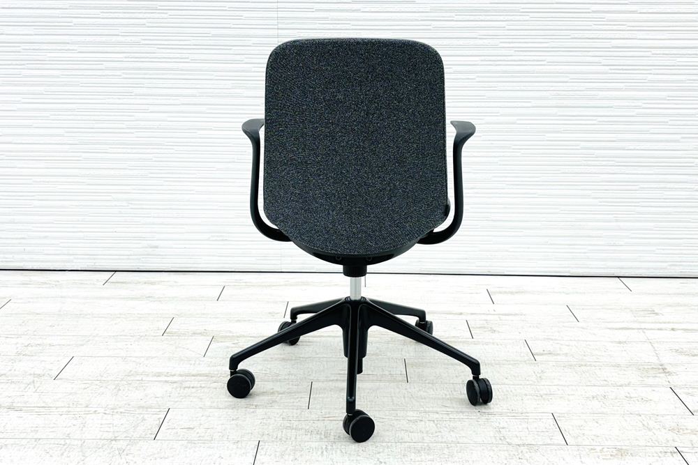 オカムラ ライブス エントリー 中古 2021年製 ミーティングチェア 多目的チェア Lives Entry 中古オフィス家具 ダークグレーの画像