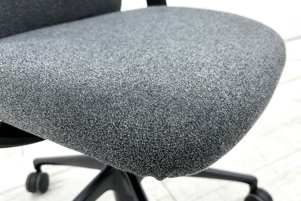 オカムラ ライブス エントリー 中古 2021年製 ミーティングチェア 多目的チェア Lives Entry 中古オフィス家具 ダークグレーの画像