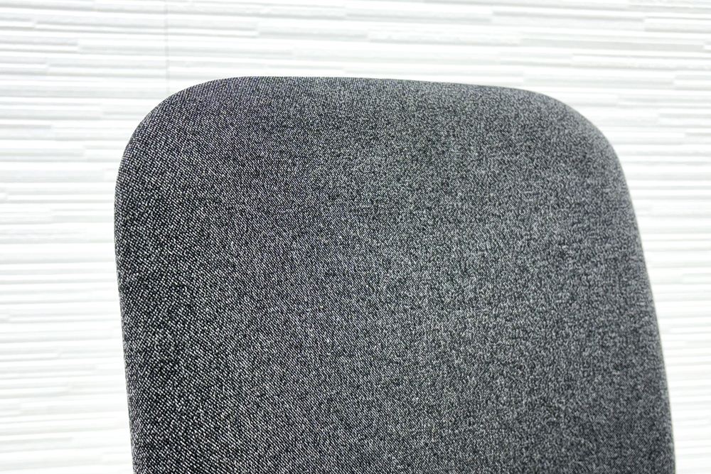 オカムラ ライブス エントリー 中古 2021年製 ミーティングチェア 多目的チェア Lives Entry 中古オフィス家具 ダークグレーの画像