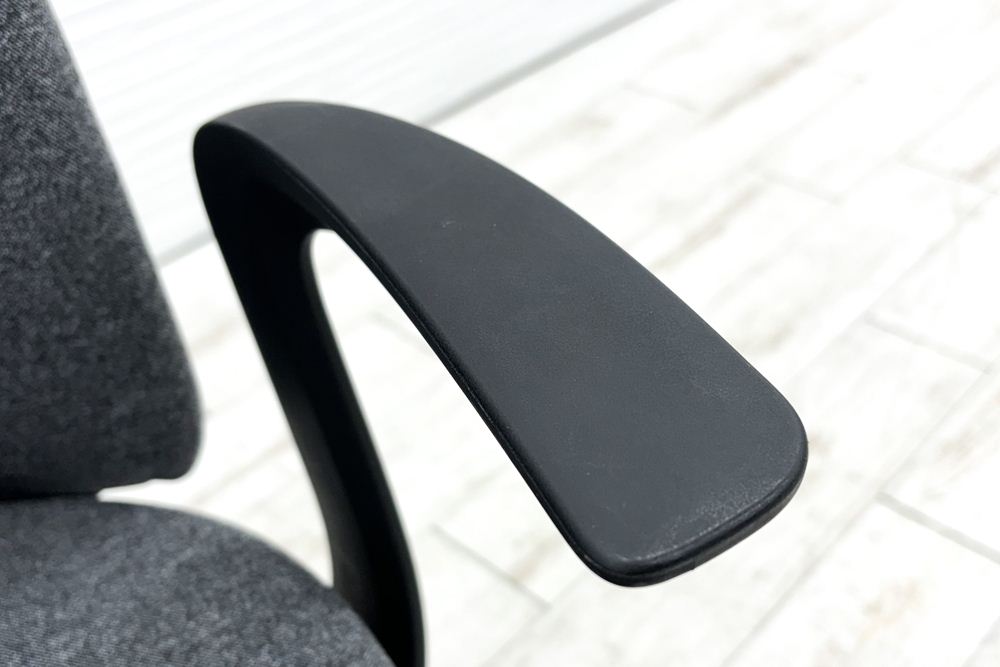 オカムラ ライブス エントリー 中古 2021年製 ミーティングチェア 多目的チェア Lives Entry 中古オフィス家具 ダークグレーの画像