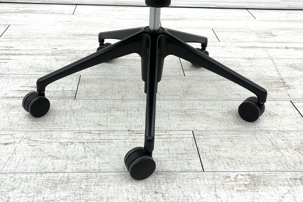 オカムラ ライブス エントリー 中古 2021年製 ミーティングチェア 多目的チェア Lives Entry 中古オフィス家具 ダークグレーの画像