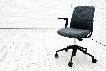 オカムラ ライブス エントリー 中古 2021年製 ミーティングチェア 多目的チェア Lives Entry 中古オフィス家具 ダークグレーの画像
