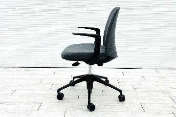 オカムラ ライブス エントリー 中古 2021年製 ミーティングチェア 多目的チェア Lives Entry 中古オフィス家具 ダークグレーの画像